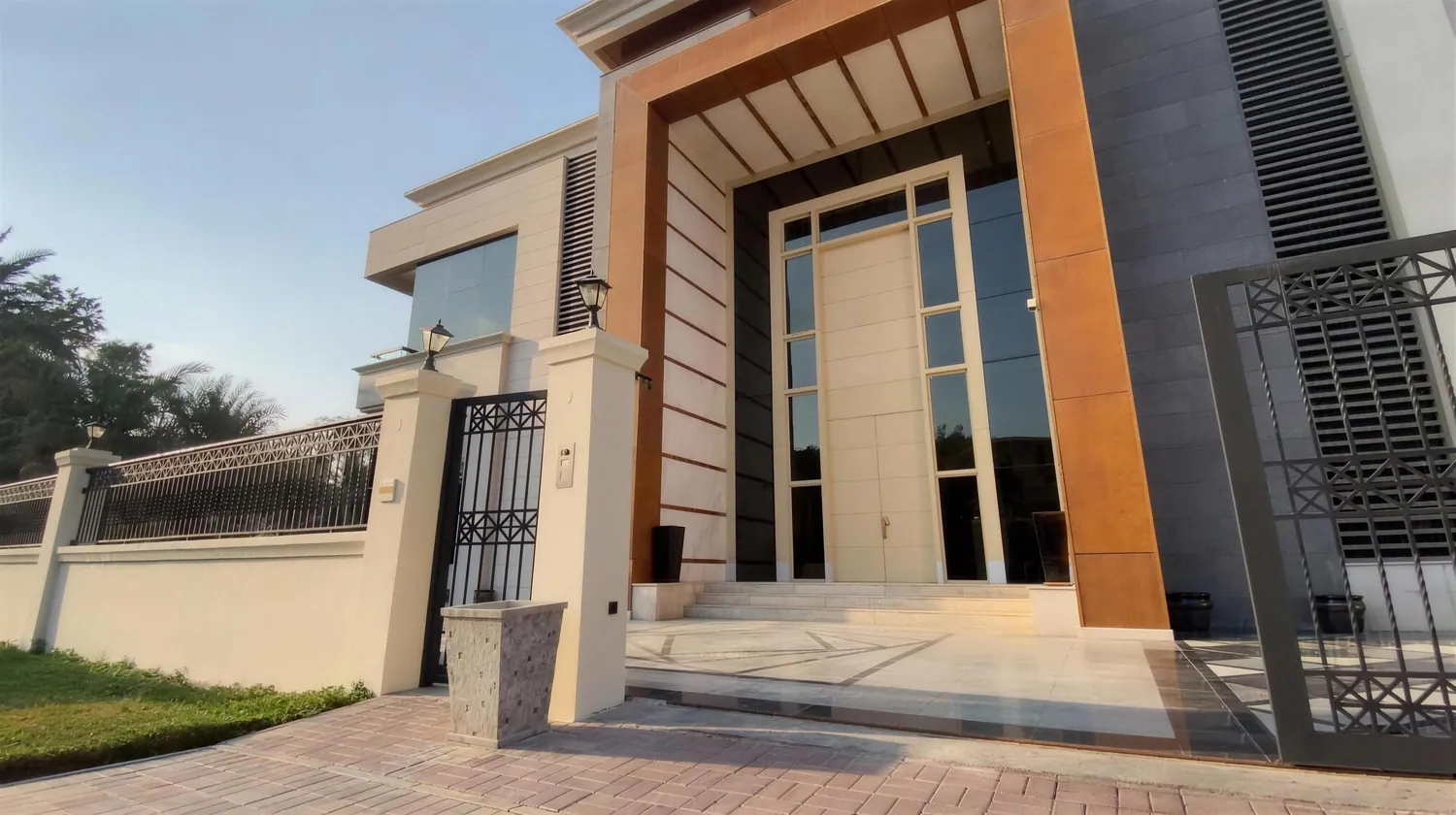 Villa in Dubai mit hohem Eingangsportal